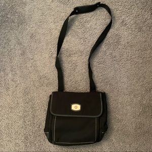 Black shoulder back that turns into a book bag
